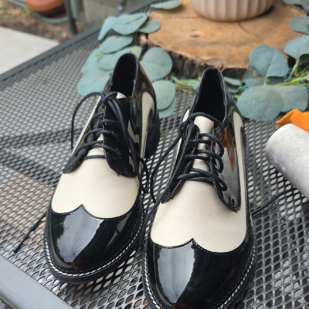 F5J Women's Black and Cream Lace-Up Loafers